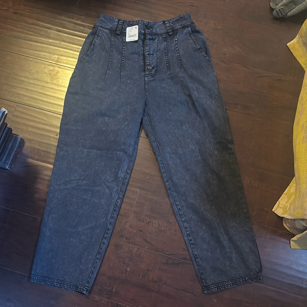Free People NWT cropped paper bag/harem button front pant.
